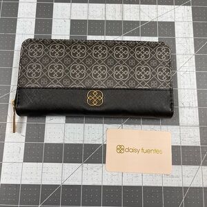 NWOT Daisy Fuentes Long Zippy Wallet